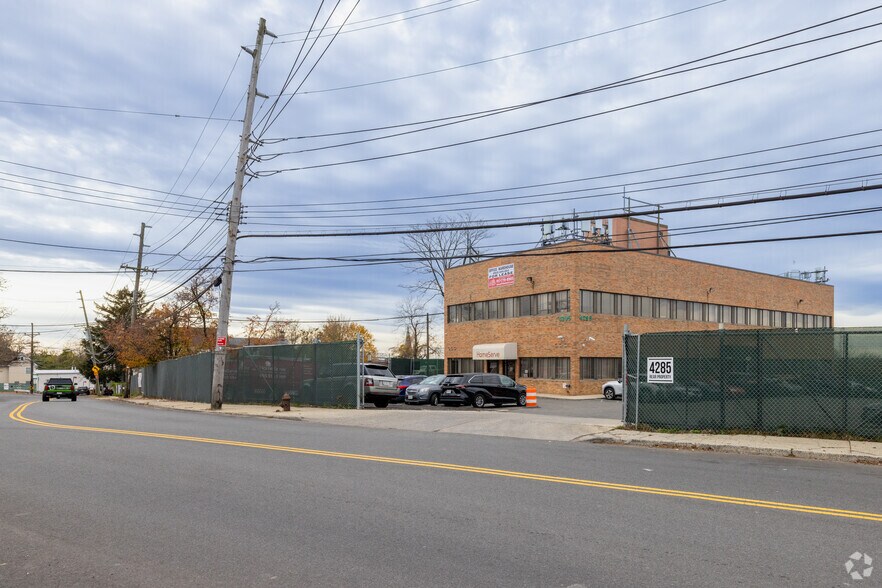4295 Arthur Kill Rd, Staten Island, NY à louer - Photo de l’immeuble – Image 2 sur 4
