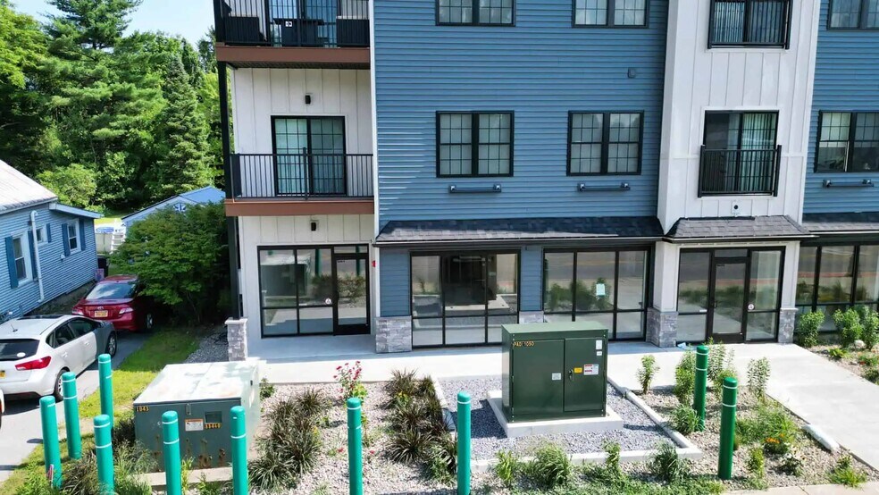 80 Main St, Queensbury, NY à louer - Photo de l’immeuble – Image 3 sur 4