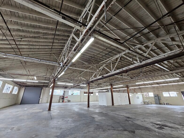 3053 E 11th St, Los Angeles, CA à louer - Photo de l’immeuble – Image 3 sur 14