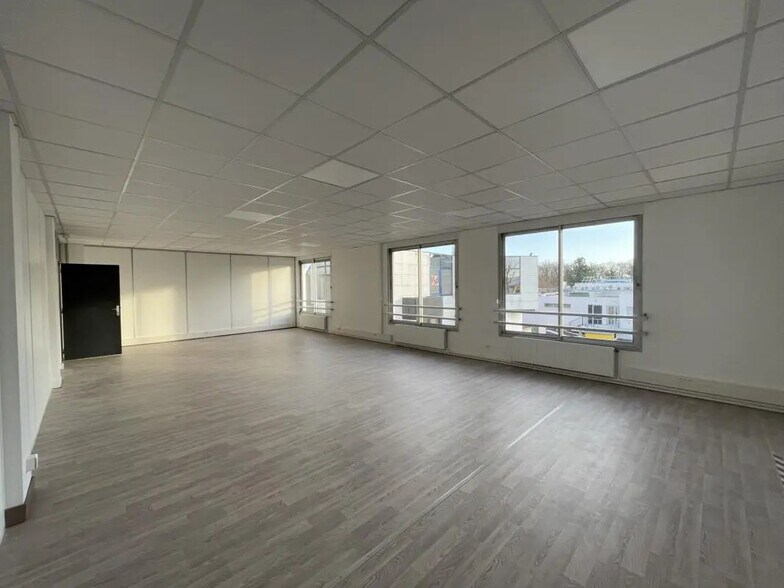 Bureau dans Évreux à louer - Photo de l’immeuble – Image 1 sur 3