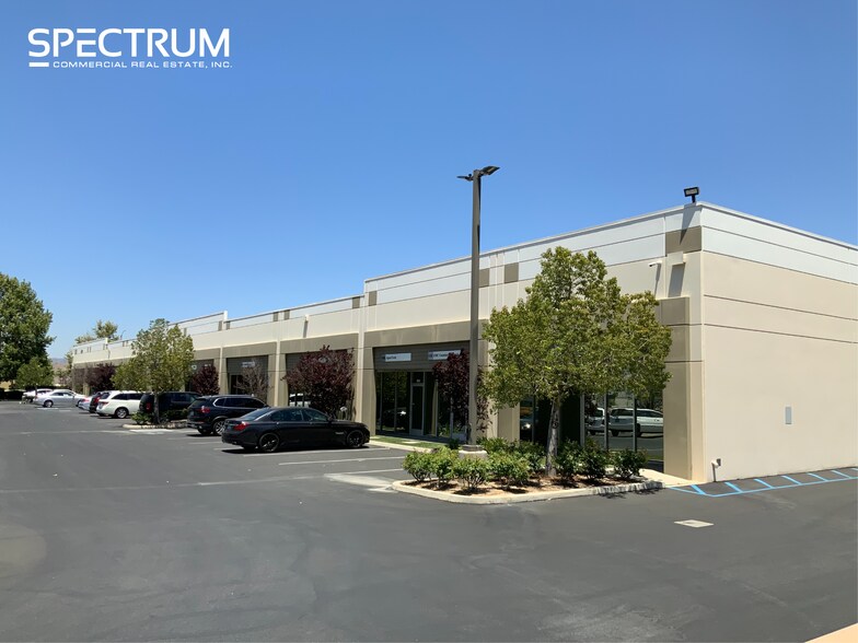 26370 Diamond Pl, Santa Clarita, CA à louer - Photo de l’immeuble – Image 2 sur 7
