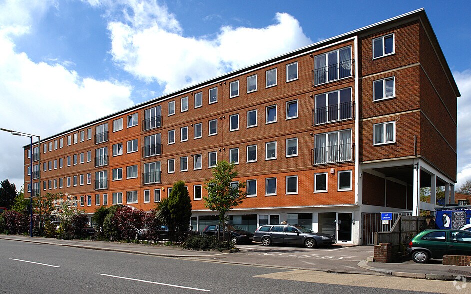 230 High St, Potters Bar à vendre - Photo de l’immeuble – Image 3 sur 36