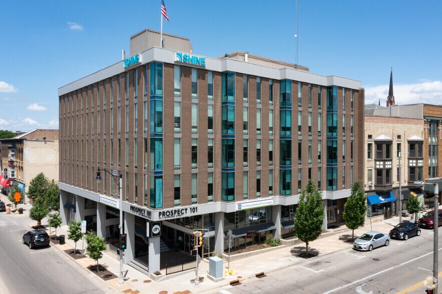 100-101 E Milwaukee St, Janesville, WI à louer - Photo de l’immeuble – Image 1 sur 43