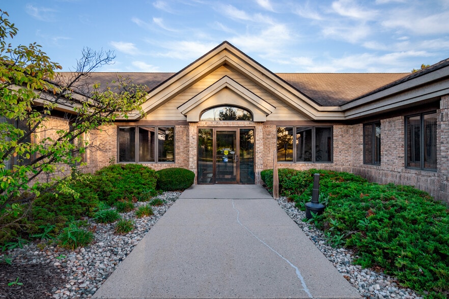 3474 Alaiedon Pky, Okemos, MI à louer - Photo de l’immeuble – Image 2 sur 4