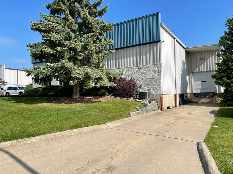 380 Industrial Dr, South Elgin, IL à louer - Photo de l’immeuble – Image 2 sur 7