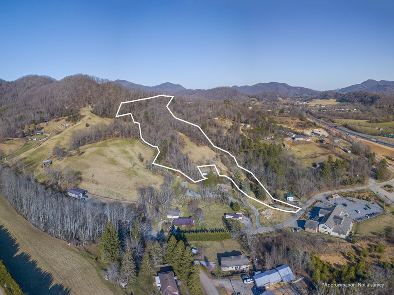 74 Buckeye Cove Rd, Canton, NC à vendre - Photo principale – Image 1 sur 12