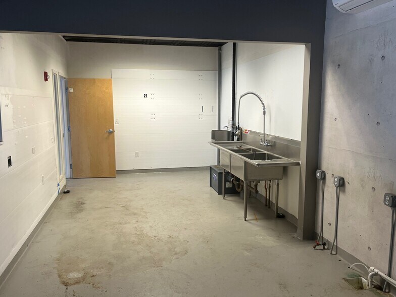 57 Loring Ave, Salem, MA à louer - Photo intérieure – Image 3 sur 7