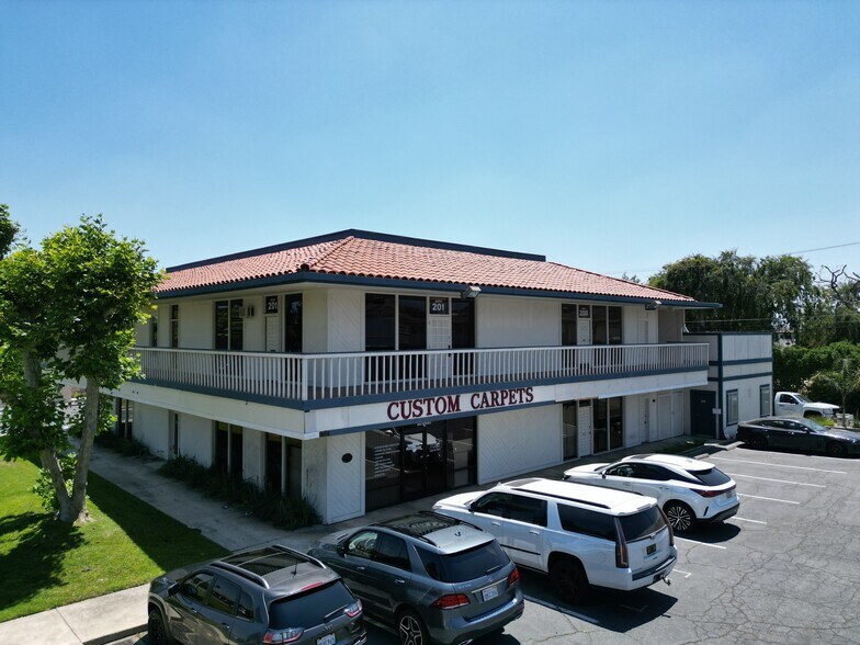 715 N Mountain Ave, Upland, CA à louer - Photo de l’immeuble – Image 3 sur 10