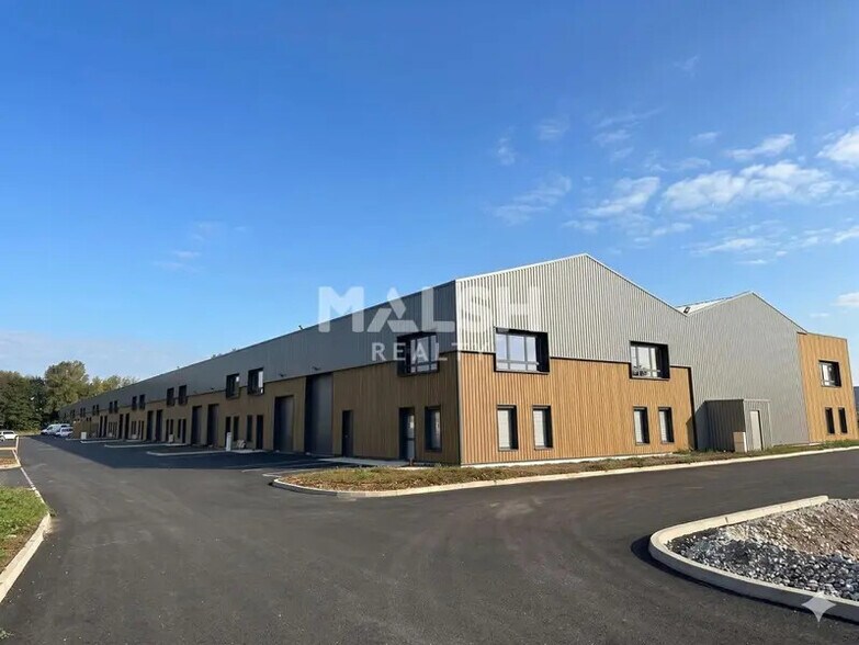 Local d’activités dans Bourgoin-Jallieu à louer - Photo de l’immeuble – Image 1 sur 2