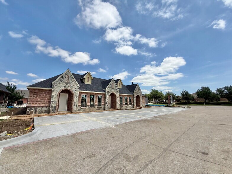 305 Regency Pky, Mansfield, TX à louer - Photo de l’immeuble – Image 3 sur 16