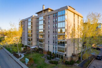 Plus de détails pour 4555 Varsity Ln NW, Calgary, AB - Logement à vendre