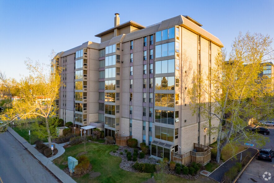 4555 Varsity Ln NW, Calgary, AB à vendre - Photo principale – Image 1 sur 8