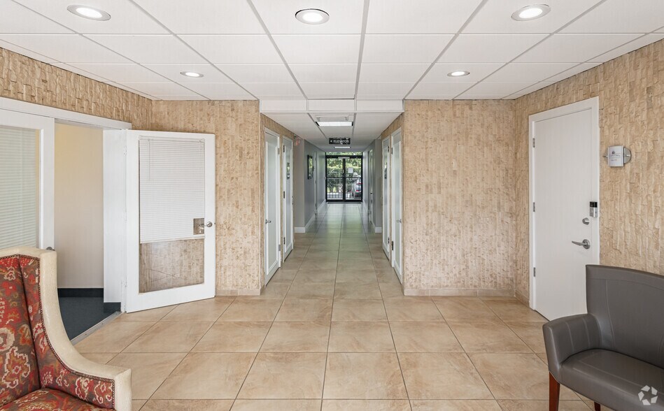 618 US Highway 1, North Palm Beach, FL à louer - Hall d’entrée – Image 2 sur 8