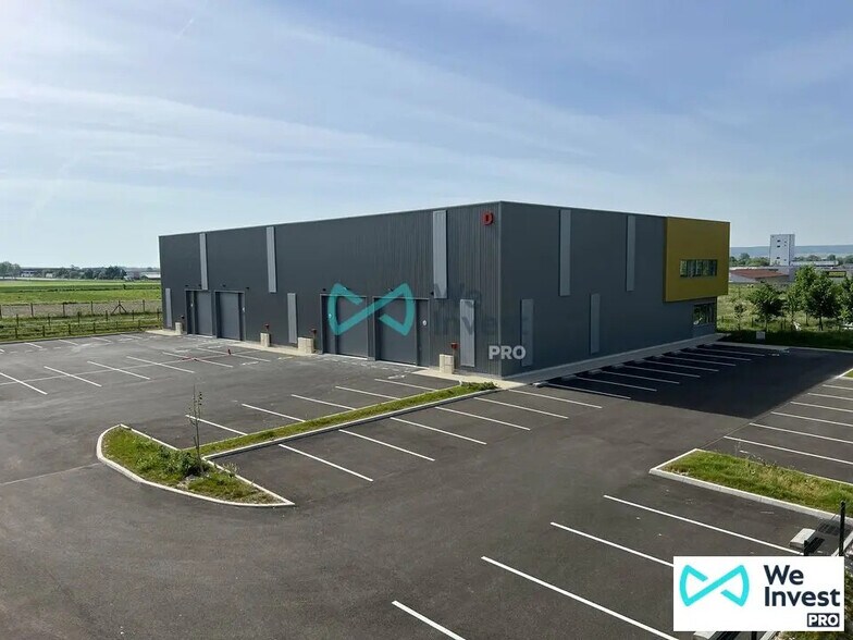 Local d’activités dans Saint-Léonard à louer - Photo de l’immeuble – Image 1 sur 7
