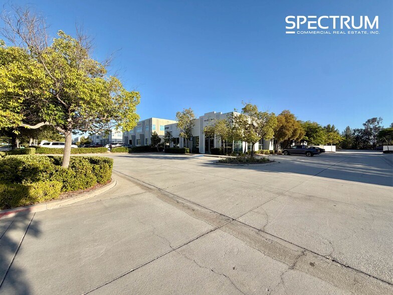 27951 Smyth Dr, Valencia, CA à vendre - Photo de l’immeuble – Image 2 sur 15