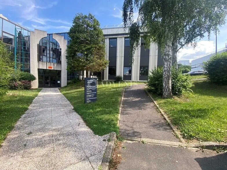 Local d’activités dans Cergy à louer - Photo de l’immeuble – Image 1 sur 5