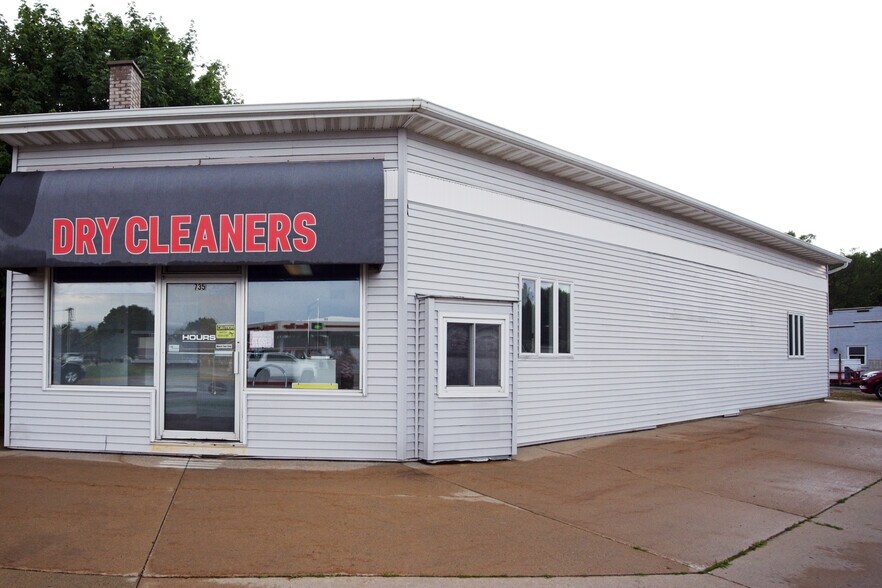 735 W Main St, Waupun, WI à vendre - Photo de l’immeuble – Image 1 sur 6