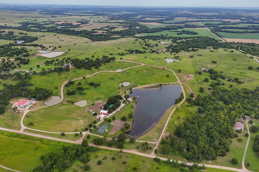 1554 1100 Rd, Fredonia, KS à vendre - Photo de l’immeuble – Image 3 sur 114