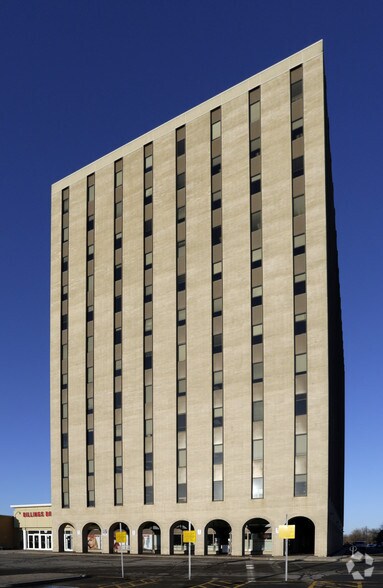2323 Riverside Dr, Ottawa, ON à louer - Photo principale – Image 1 sur 3