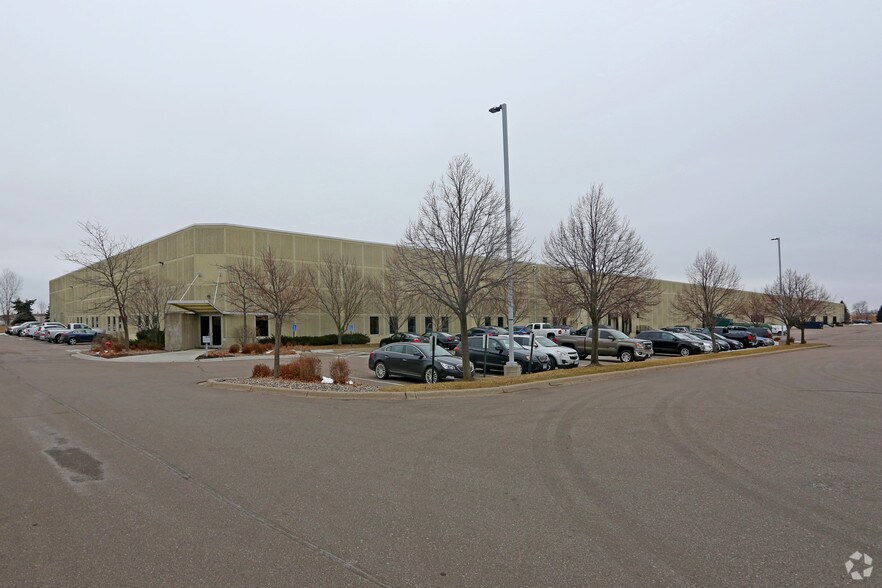 375 Rivertown Dr, Woodbury, MN à louer - Photo de l’immeuble – Image 1 sur 1