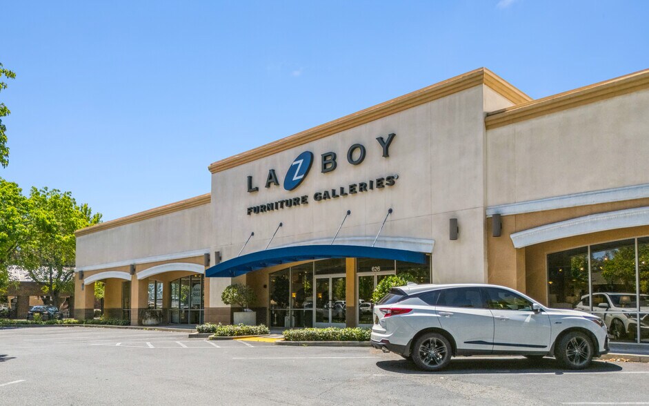 La-Z- Boy portefeuille de 3 biens à vendre sur LoopNet.fr - Photo de l’immeuble – Image 2 sur 5