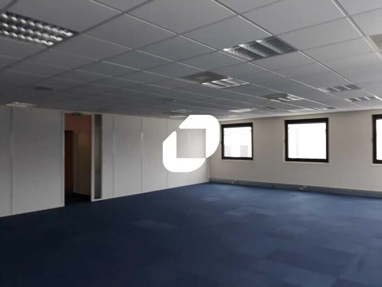 Local d’activités dans Villebon-sur-Yvette à louer - Photo de l’immeuble – Image 2 sur 10