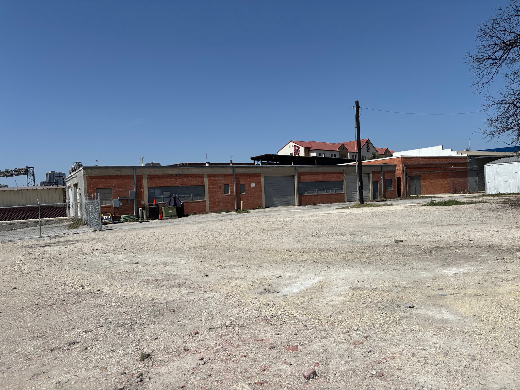 515 E Crockett St, San Antonio, TX à louer Photo de l’immeuble– Image 1 sur 9