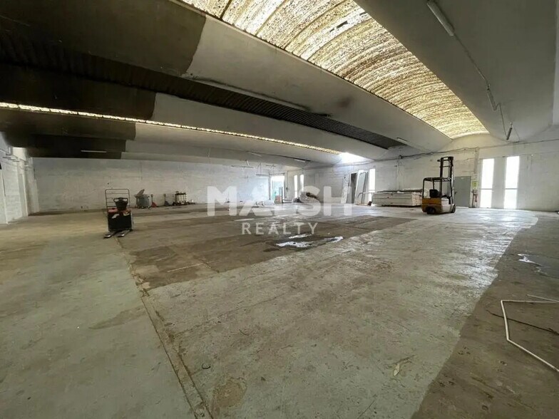 Local d’activités dans Saint-Priest à louer - Photo de l’immeuble – Image 2 sur 7