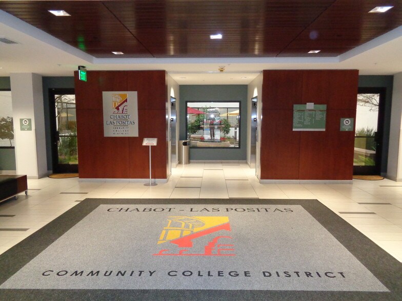 7600 Dublin Blvd, Dublin, CA à louer - Hall d’entrée – Image 2 sur 7