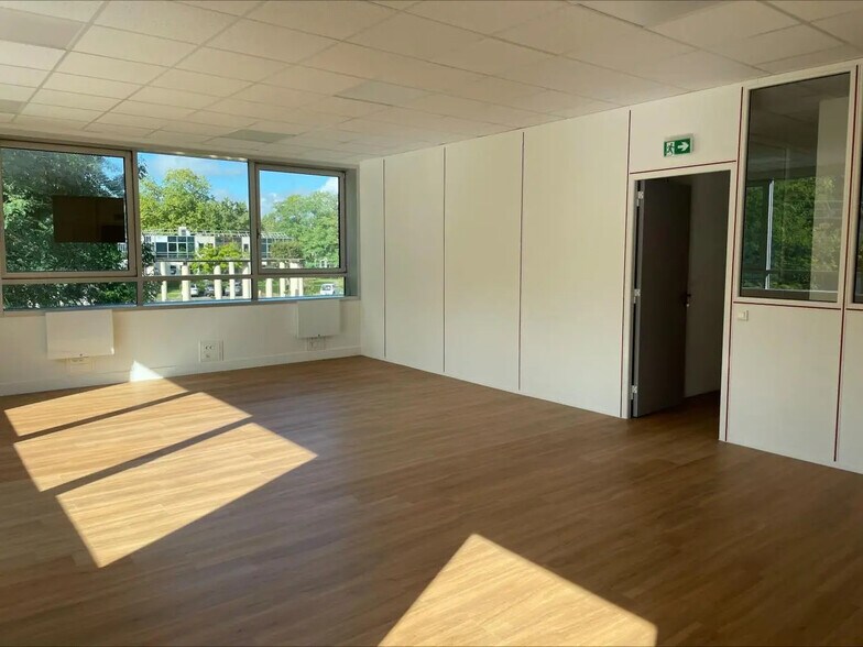 Bureau dans Éragny à louer - Photo de l’immeuble – Image 3 sur 8