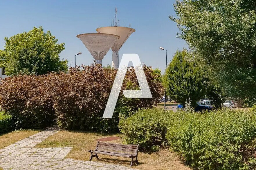 Local d’activités dans à louer - Photo de l’immeuble – Image 3 sur 7