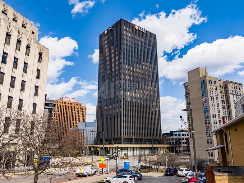 1 Cascade Plz, Akron, OH à louer - Photo de l’immeuble – Image 1 sur 12