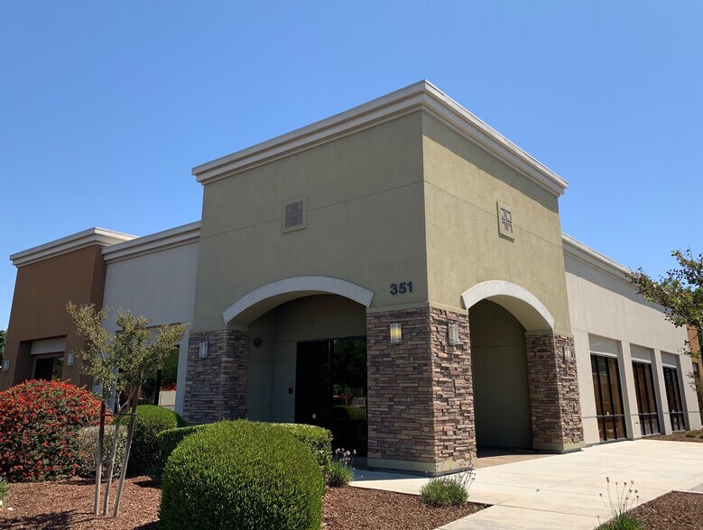 351 Mall Dr, Hanford, CA à vendre - Photo de l’immeuble – Image 2 sur 4