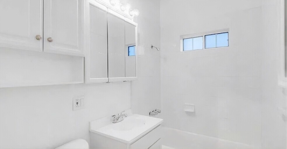 5735 Camerford Ave, Los Angeles, CA à vendre - Photo de l’immeuble – Image 3 sur 5