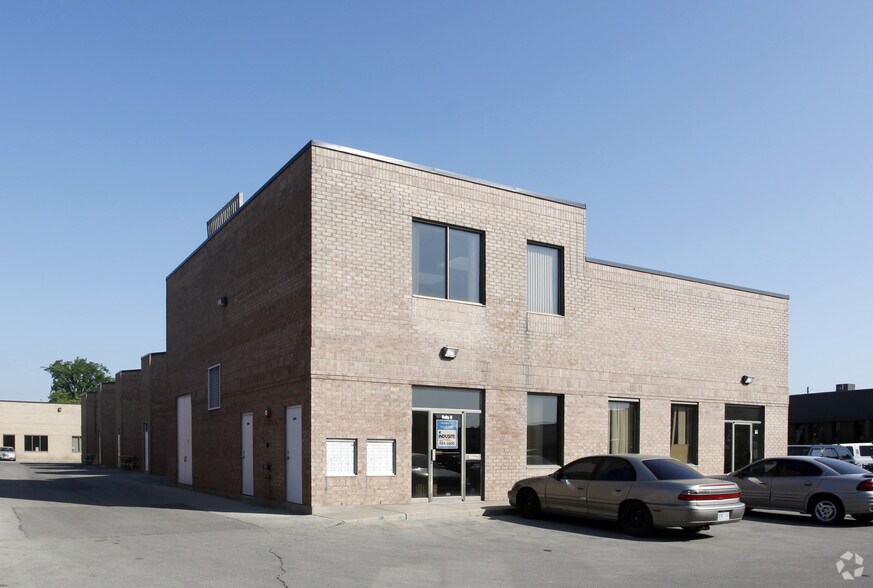 1125 Crestlawn Dr, Mississauga, ON à louer - Photo de l’immeuble – Image 2 sur 2