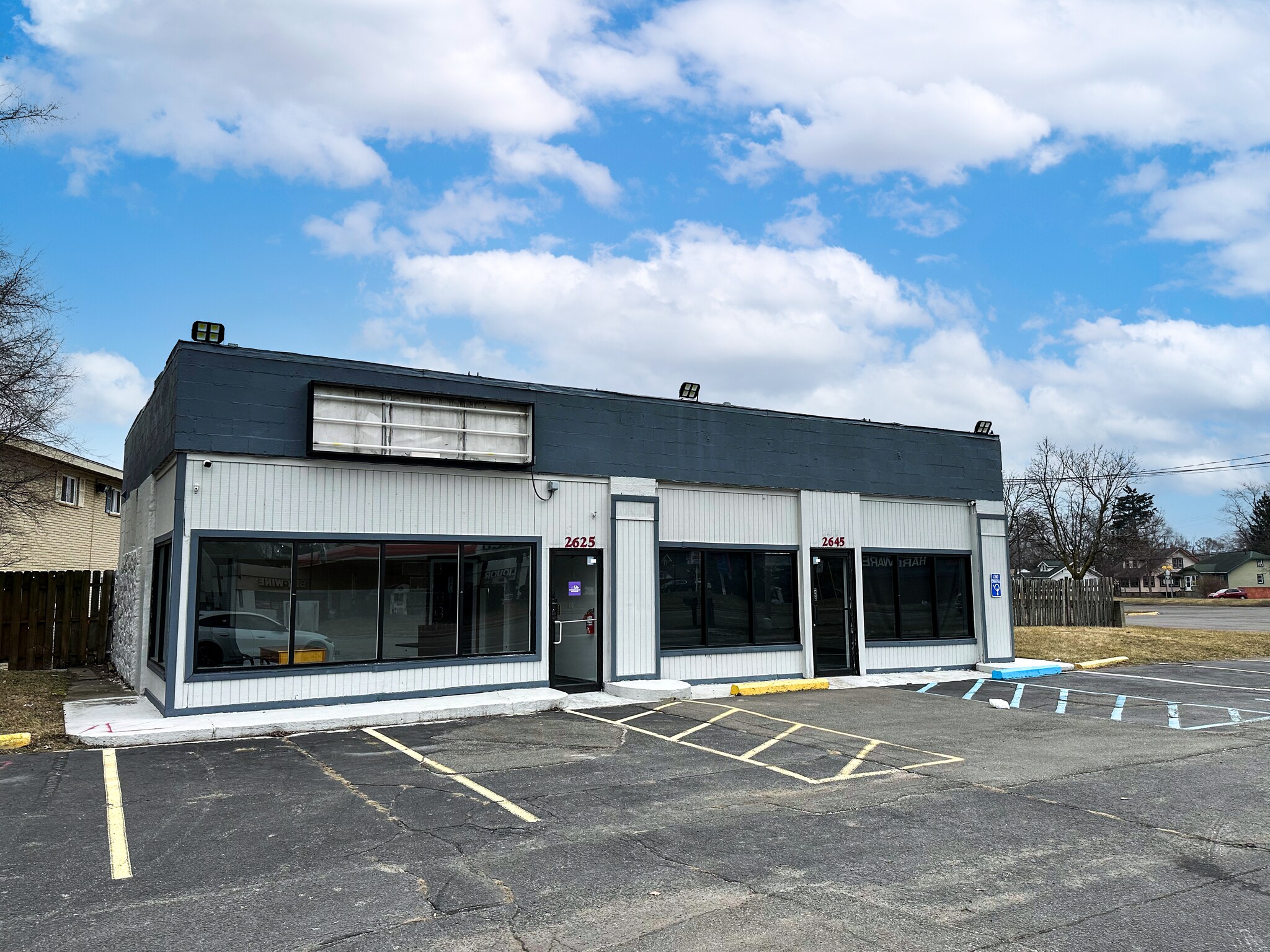 2625-2645 S Wayne Rd, Westland, MI à louer Photo de l’immeuble– Image 1 sur 8