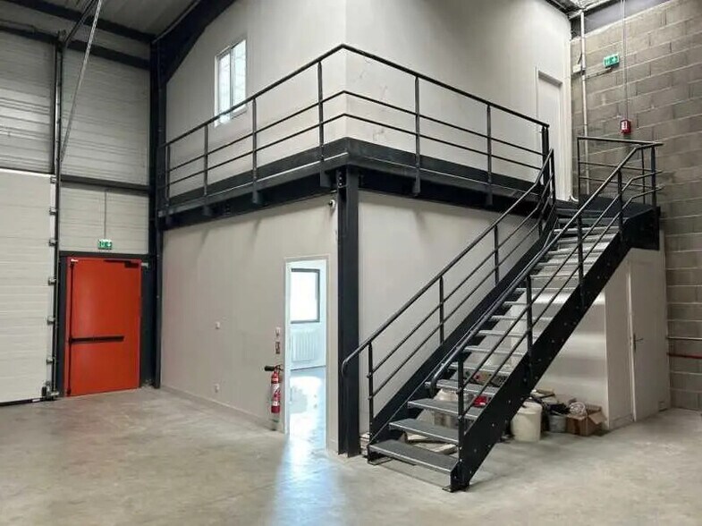 Bureau dans Civrieux à louer - Photo de l’immeuble – Image 1 sur 6