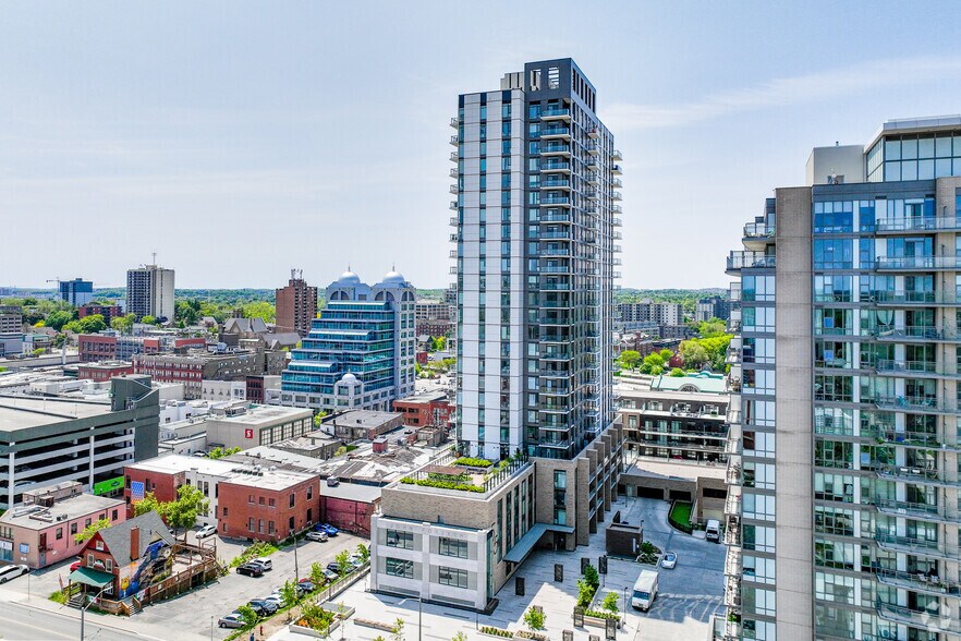55 Duke St W, Kitchener, ON à louer - Photo de l’immeuble – Image 2 sur 5