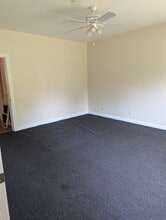 230 Rockingham Rd, Derry, NH à louer Photo de l’immeuble– Image 2 sur 2