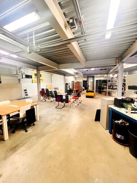 Local d'activités dans Crespières à vendre - Photo de l’immeuble – Image 3 sur 13