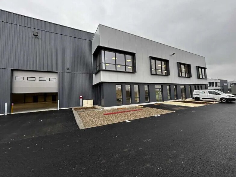 Local d’activités dans Saint-Priest à louer - Photo de l’immeuble – Image 1 sur 17