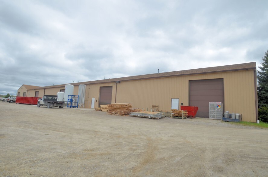 5684 E Highland Rd, Howell, MI à louer - Photo de l’immeuble – Image 3 sur 7