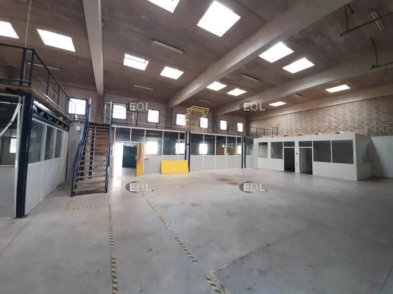 Local d’activités dans Vert à louer - Photo intérieure – Image 2 sur 3