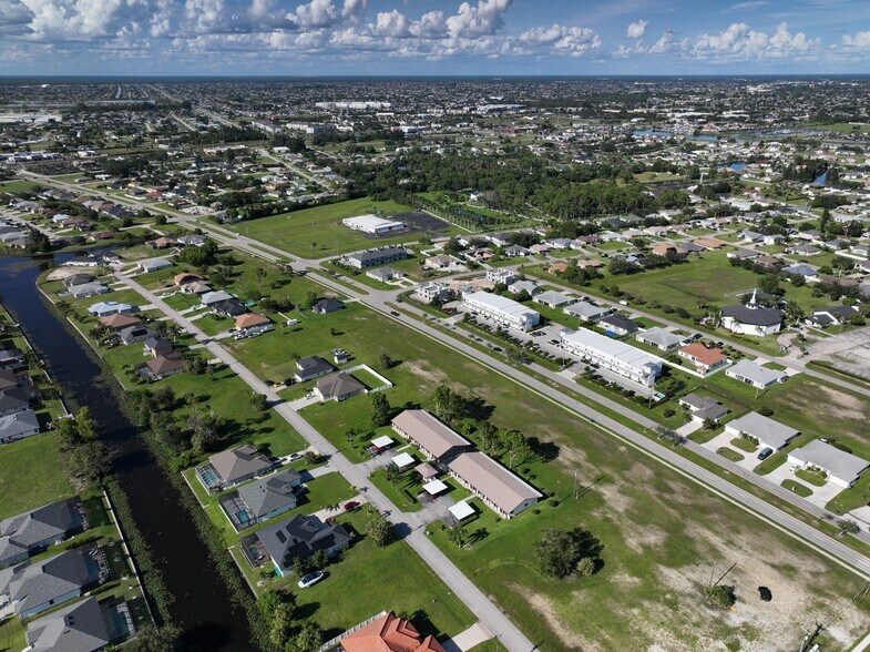 902 Skyline Blvd, Cape Coral, FL à vendre - Photo de l’immeuble – Image 1 sur 2