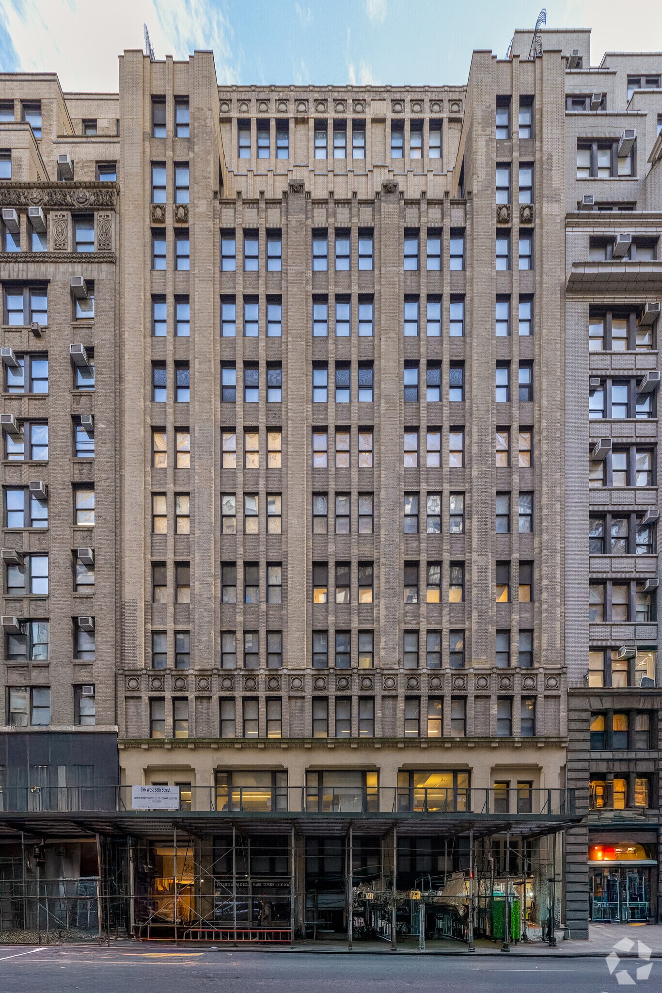 256 W 38th St, New York, NY à louer Photo principale– Image 1 sur 12