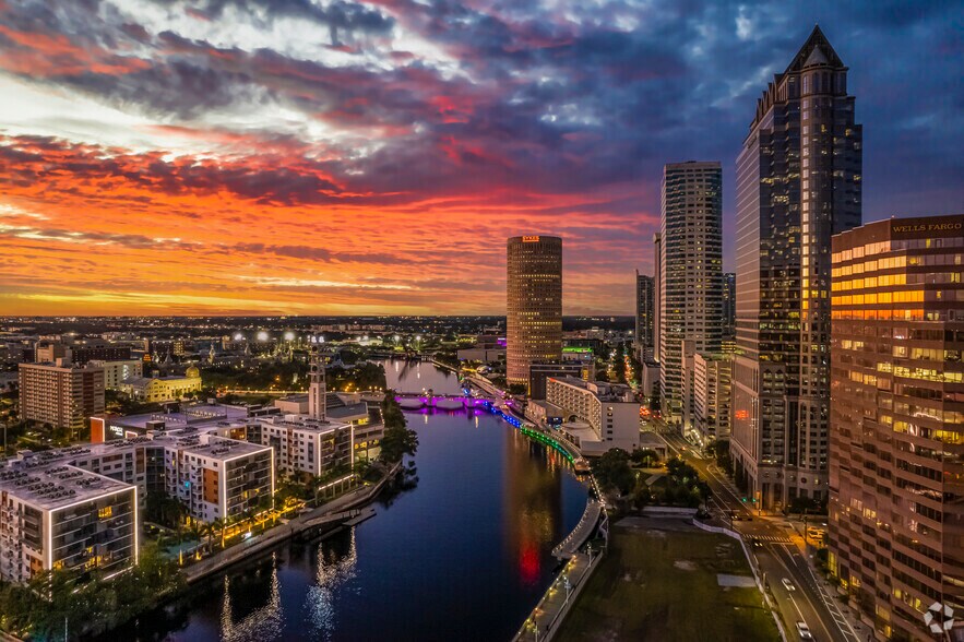 400 N Ashley Dr, Tampa, FL à louer - Photo de l’immeuble – Image 2 sur 11