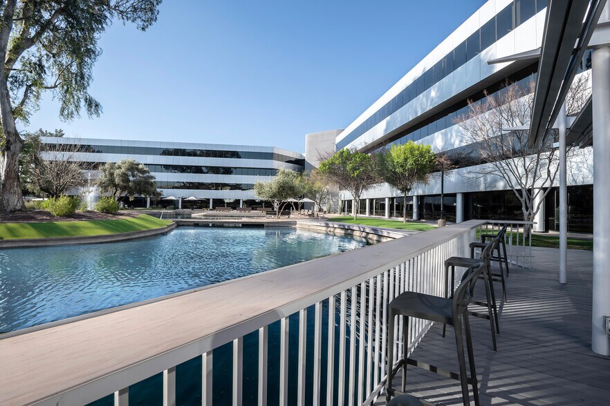 2111 E Highland Ave, Phoenix, AZ à louer - Photo de l’immeuble – Image 3 sur 11
