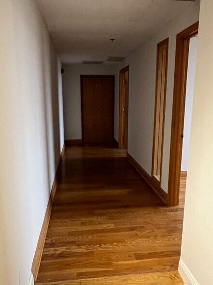 17W300 22nd St, Oakbrook Terrace, IL à louer - Photo intérieure – Image 2 sur 21