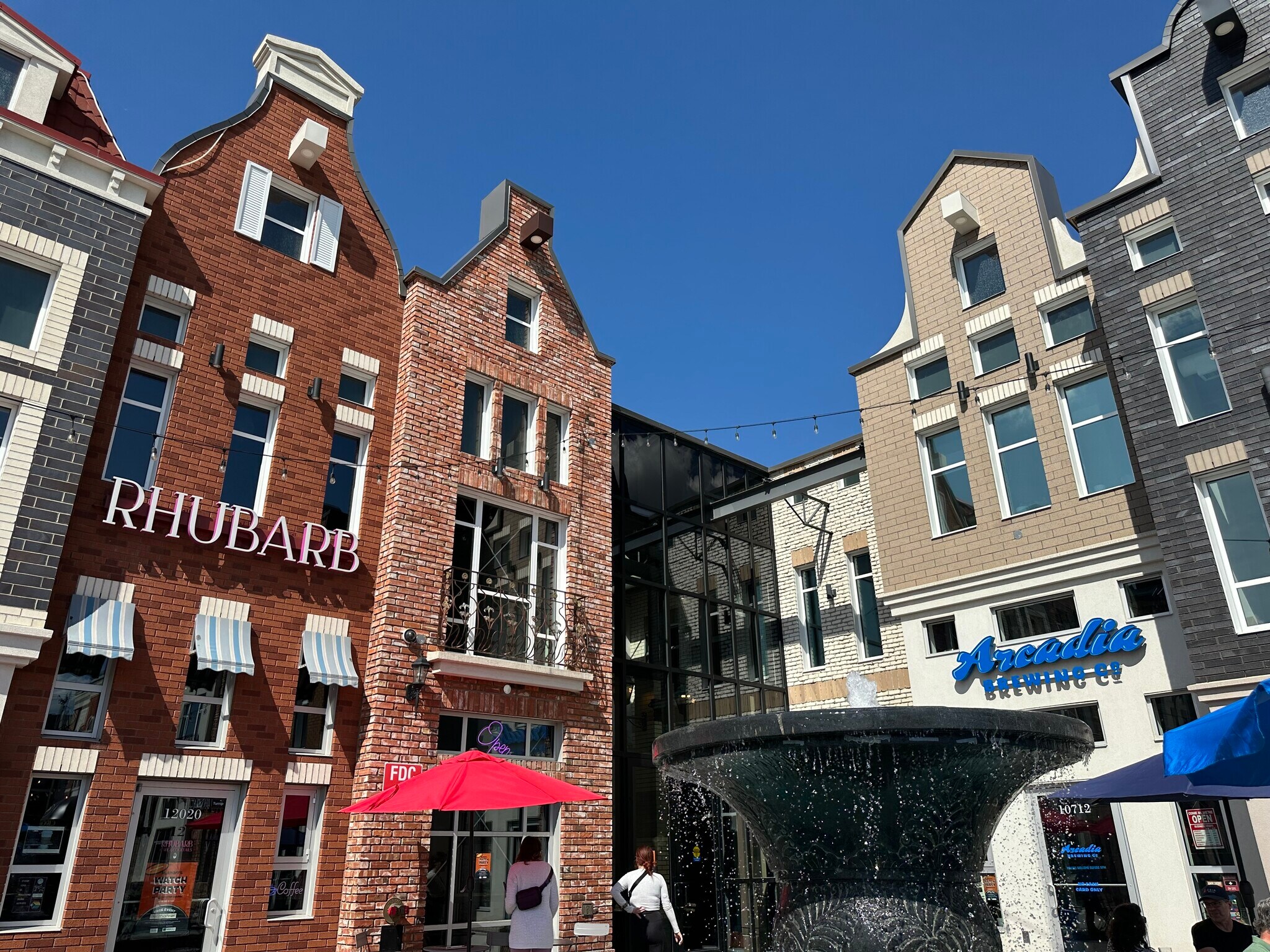 12016 107 Av NW, Edmonton, AB à louer Photo de l’immeuble– Image 1 sur 44