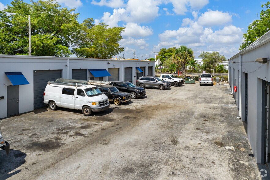 3161-3181 NE 5th Ave, Oakland Park, FL à louer - Photo de l’immeuble – Image 2 sur 6